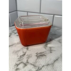 Vintage Pyrex Red Refrigerator Dish w/ Clear Lid USA Small Chip on Lid